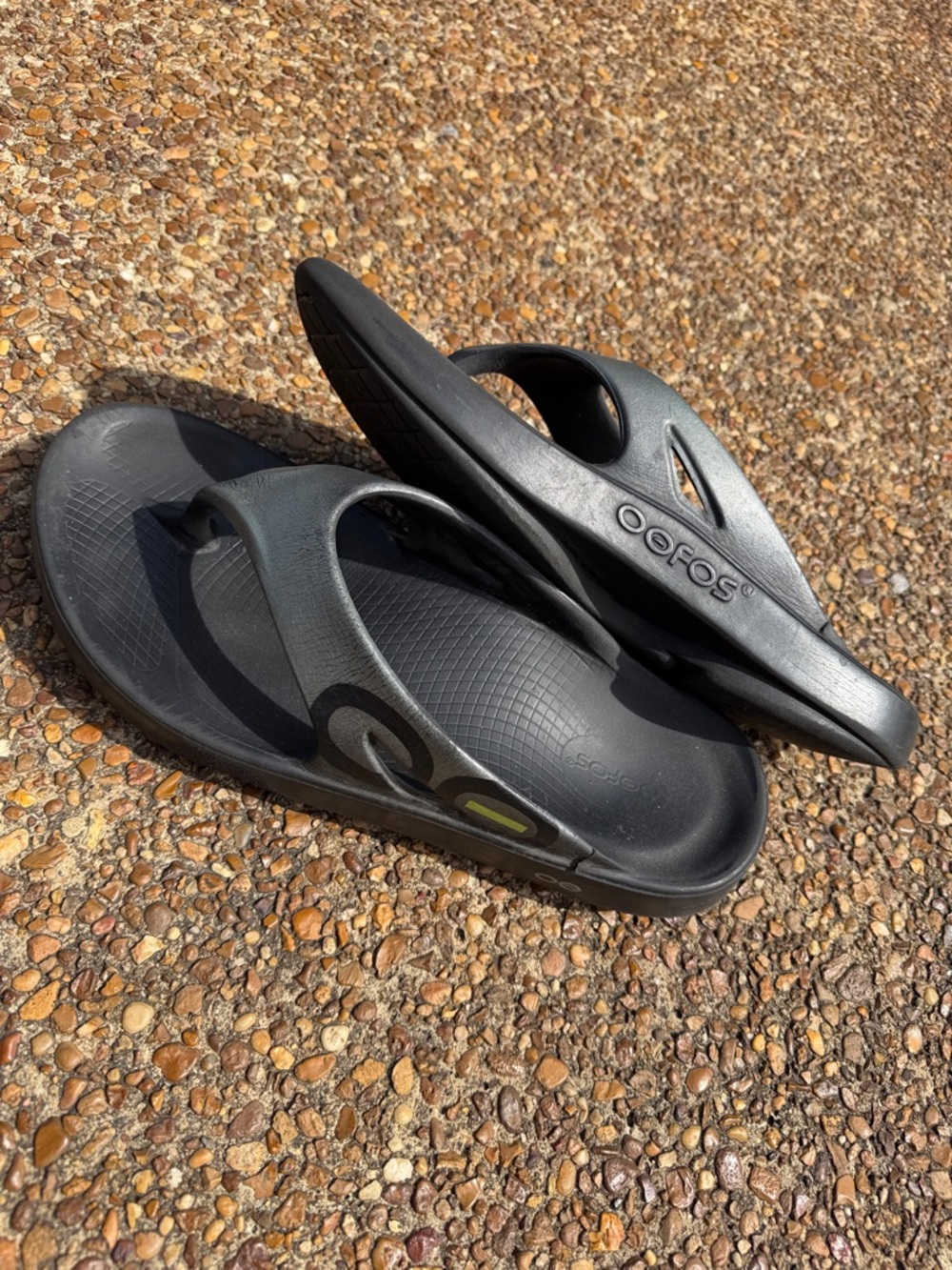 Mens Size 11 OOFOS Black and Gray Flip Flop Sandals - Picture 16 of 16